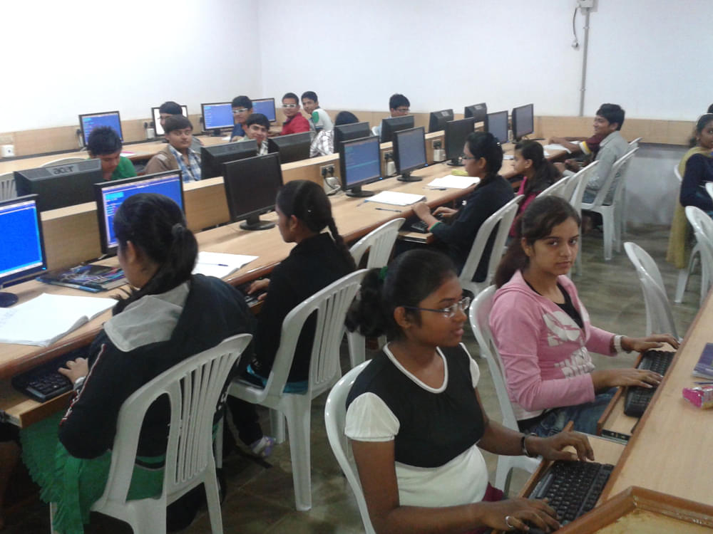 Bhailalbhai and Bhikhabhai Institute of Technology Anand Computer Lab photo 3